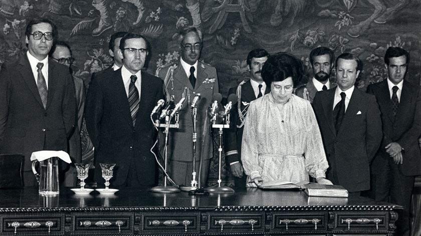 Apenas cinco mulheres se candidataram ao cargo de chefe de estado, entre elas Maria de Lurdes Pintassilgo, tomando posse do V Governo Constitucional. Fonte: Museu da Presidência