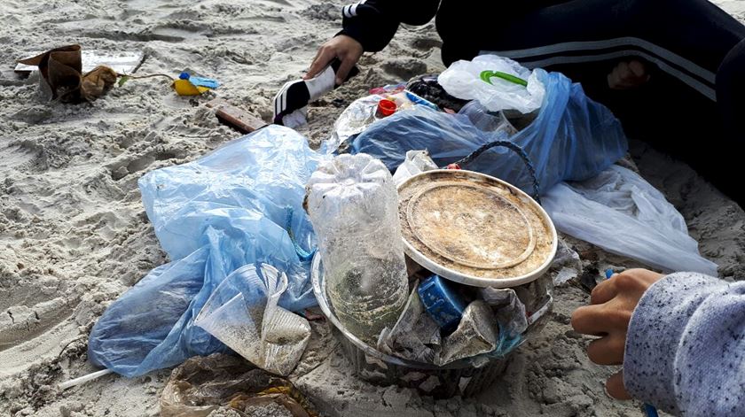 16 maio 2018 - lixo numa praia do algarve . reportagem oceanos - manuela pires . Foto: Centro de Investigação Marinha da Universidade do Algarve