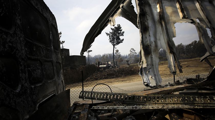 Os incêndios de Junho e de Outubro destruíram muitas casas e propriedades. Foto: Joana Bourgard/RR