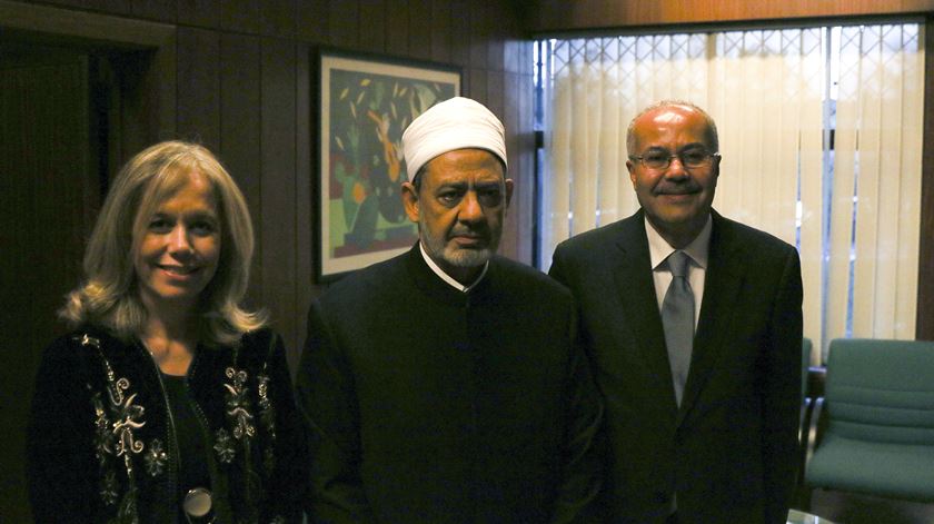 O imã de al-Azhar na Universidade Católica Portuguesa, com a reitora Isabel Capeloa Gil e o embaixador do Egito em Portugal. Foto: Filipe d