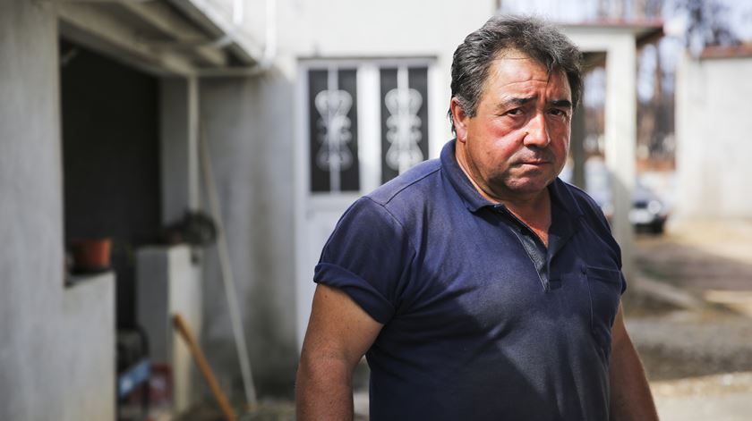 Maximiano perdeu a mãe e o pai. “Podia tê-los salvo?”