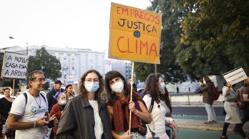 "Venho aqui pedir às pessoas presentes na COP26 que por favor levem as coisas a sério e parem de dizer coisas que não vão cumprir”, apelou Catarina, de 26 anos.
