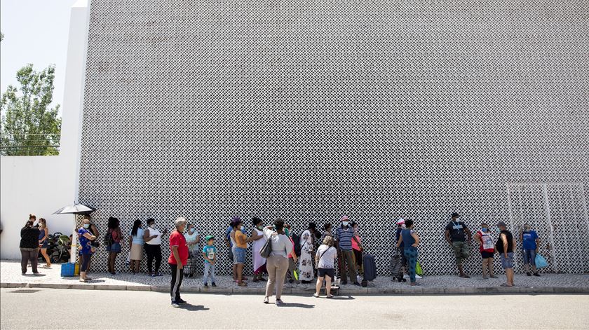 Fila para o apoio alimentar em Loures. Foto: Joana Bourgard/RR