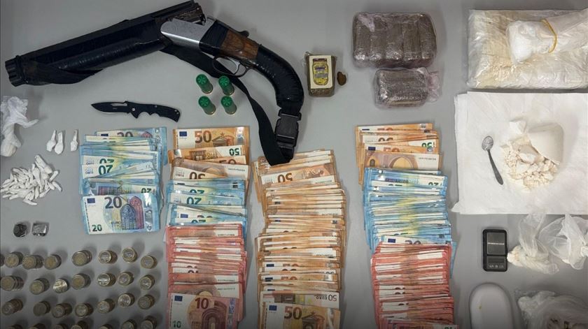 PSP detém quatro suspeitos e apreende milhares de doses de droga em operações no Algarve
