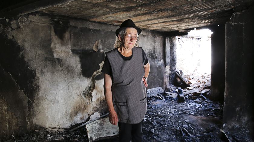 Ti Rosalina ficou sem casa. Aos 79 anos, uma nova provação
