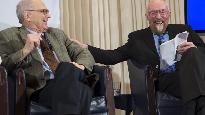 Rainer Weiss, à esquerda, com Kip Thorne. Foto: Shawn Thew/EPA