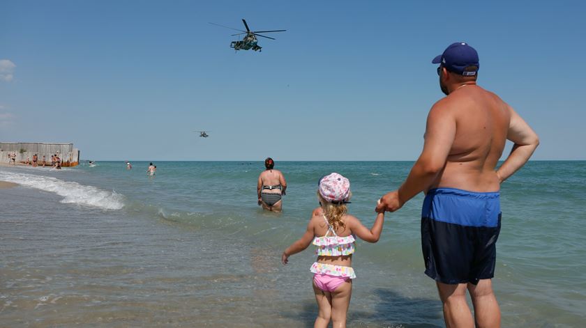 praia mar férias verão calor bom tempo Foto EPA