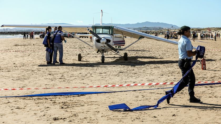 Aterragem de emergência de aeronave ligeira faz dois mortos na Costa de Caparica
