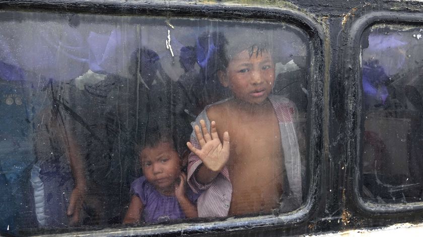 Membros da comunidade rohingya fogem dos combates no Myanmar. Foto: Nyunt Win/EPA