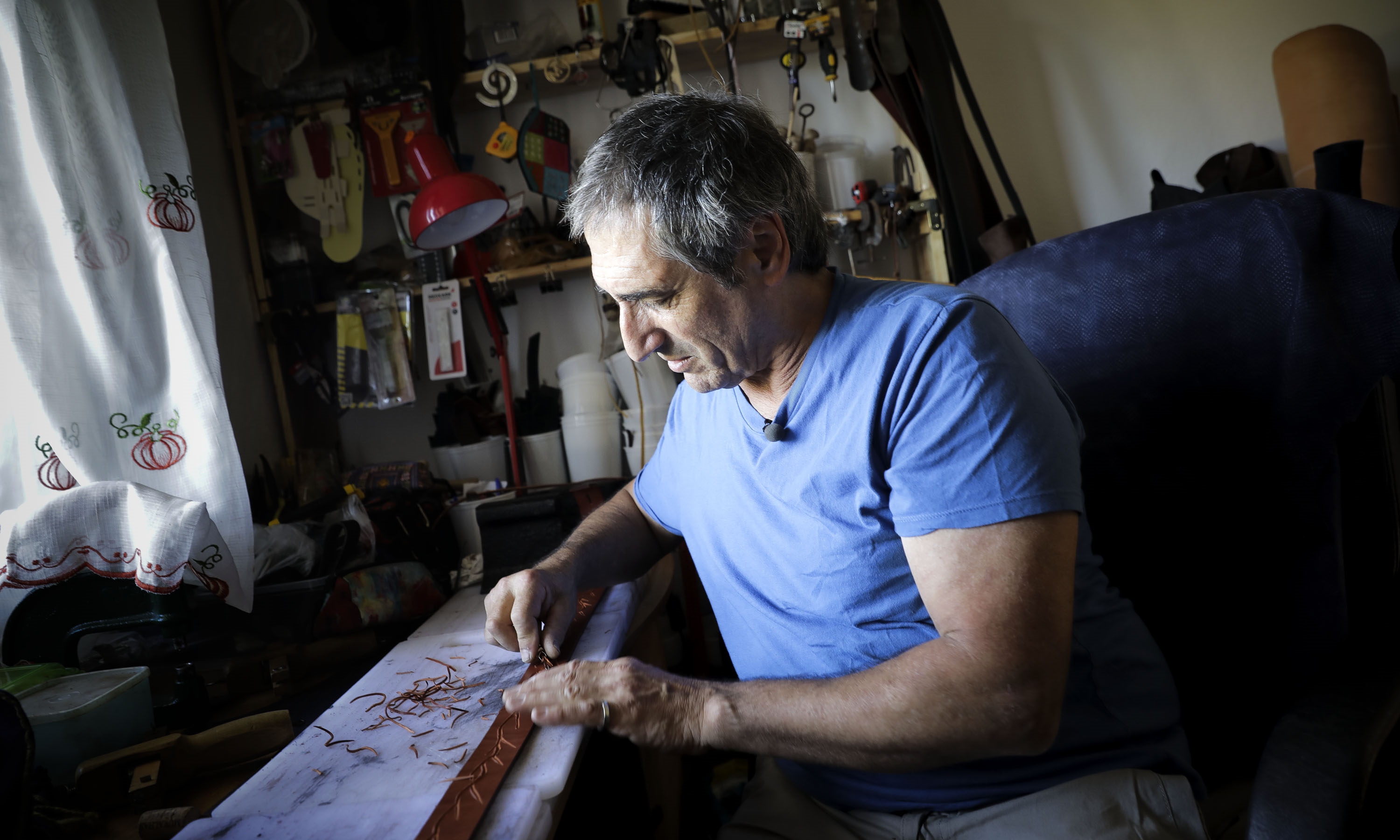 João Furtado, artesão há 40 anos, é um dos desalojados do incêndio de 2018. João Furtado, artesão há 40 anos, é um dos desalojados do incêndio de 2018.