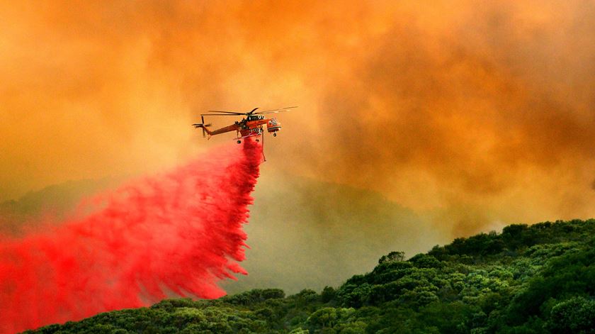 Helicóptero, fogos, EUA. Foto: EPA/STRINGER