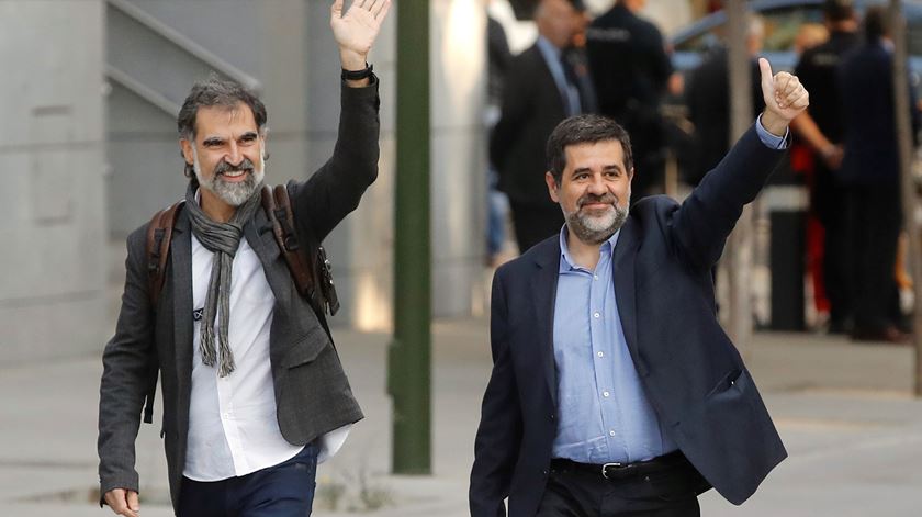 Jordi Cuixart, da Òmnium Cultural (Esq.) e Jordi Sánchez, da Assembleia Nacional Catalã (Dta), à chegada ao tribunal esta segunda-feira. Foto: Juan Carlos Hidalgo/EPA