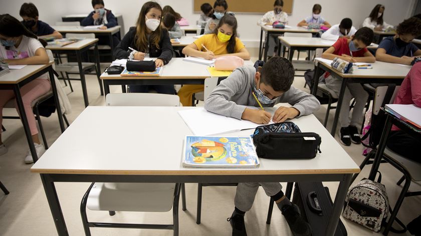 Regresso à escola no Agrupamento de Escolas Frei Gonçalo de Azevedo, em Tires, Cascais. Mais de 1.300 alunos regressam às aulas no agrupamento de tires em plena pandemia de Covid-19, o novo coronavírus. Escola , aulas , alunos , alunos , estudantes , estudo , professor , professores , docentes . Foto: Joana Bourgard/RR