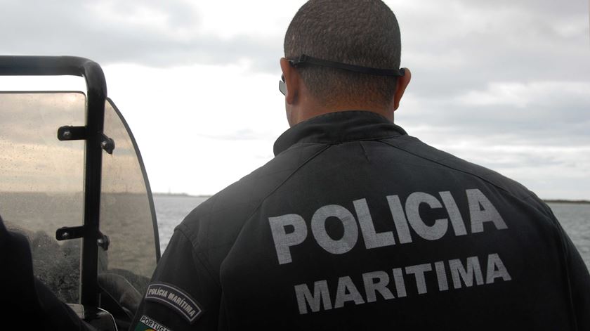 Veleiro belga encalha na ribeira do Jamor. Tripulantes resgatados em segurança