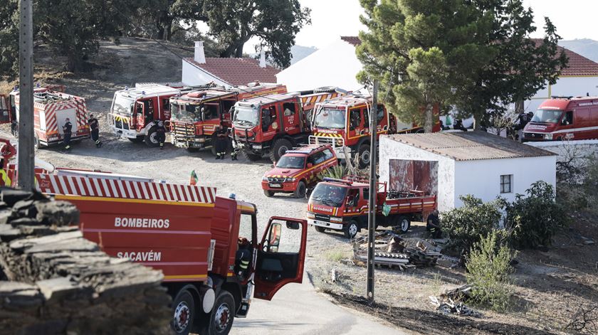 Já depois de dado como dominado, mais de 600 operacionais permaneceram no terreno para combater as chamas. Foto: Joana Gonçalves/ RR