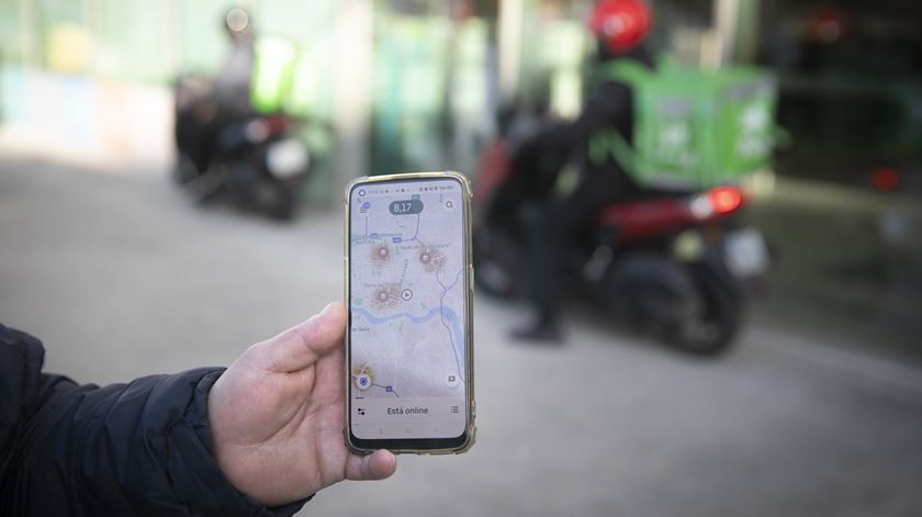 Estafetas e motoristas da TVDE. “Pagam pouco e se roda muito”