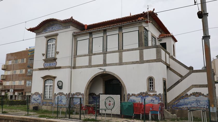Edifício da estação de São Mamede Infesta está alugado ao Moto Clube da zona. Foto: Jaime Dantas/RR