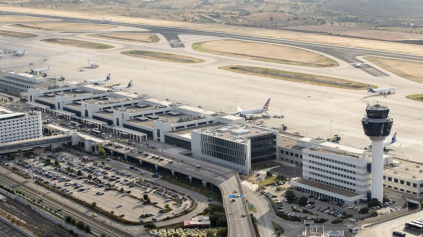Aeroportos gregos suspendem voos devido a problemas de radiofrequência