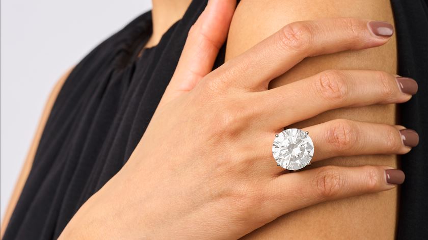 Diamante branco de 26,36 quilates, o maior leiloado no Reino Unido em mais de uma década. Foto: Elmwood