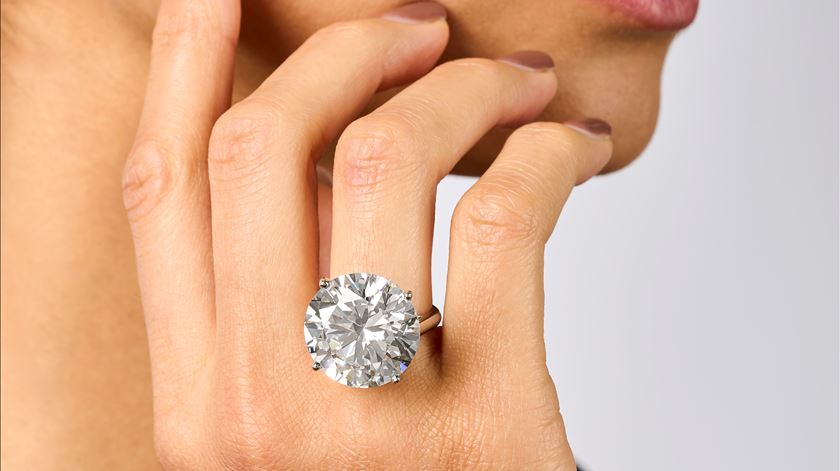Diamante branco de 26,36 quilates, o maior leiloado no Reino Unido em mais de uma década. Foto: Elmwood