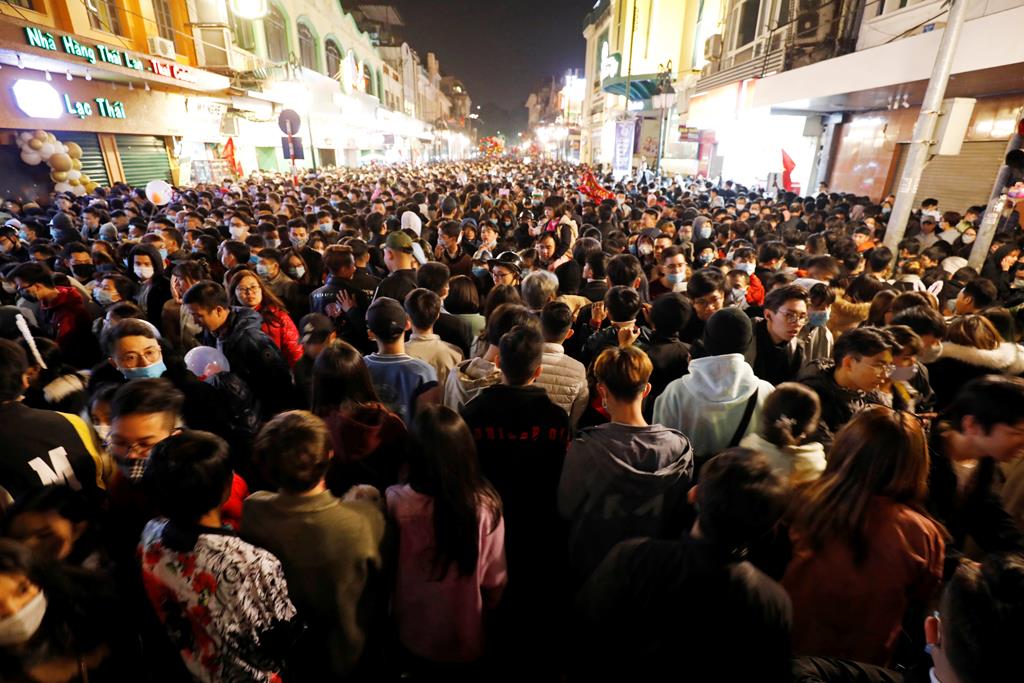 Multidão no centro de Hanoi, no Vietname, na véspera do novo ano. Foto: Kham/Reuters Multidão no centro de Hanoi, no Vietname, na véspera do novo ano. Foto: Kham/Reuters