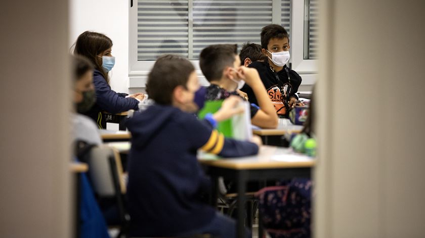 Covid-19. DGS alarga testes periódicos a todas as escolas de Portugal Continental