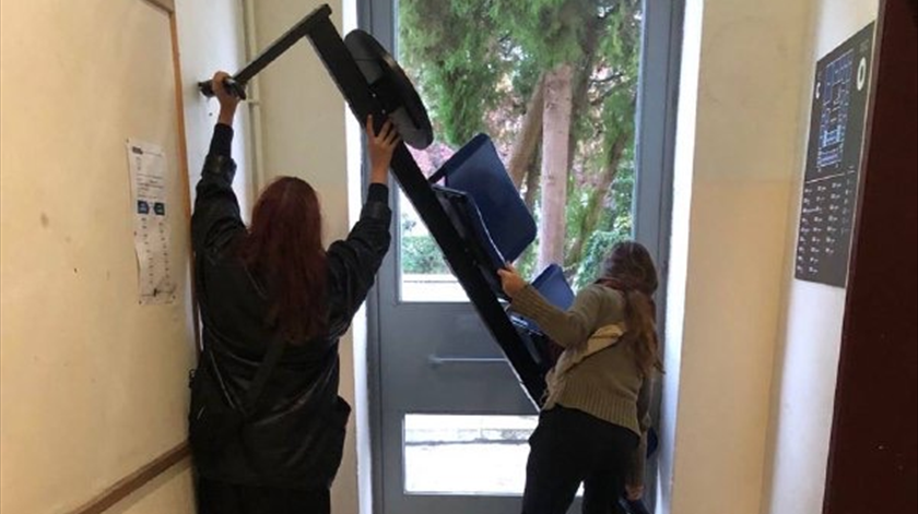 Lisboa. Estudantes bloqueiam portas e barricam-se na Faculdade de Ciências Sociais e Humanas Lisboa. Estudantes bloqueiam portas e barricam-se na Faculdade de Ciências Sociais e Humanas