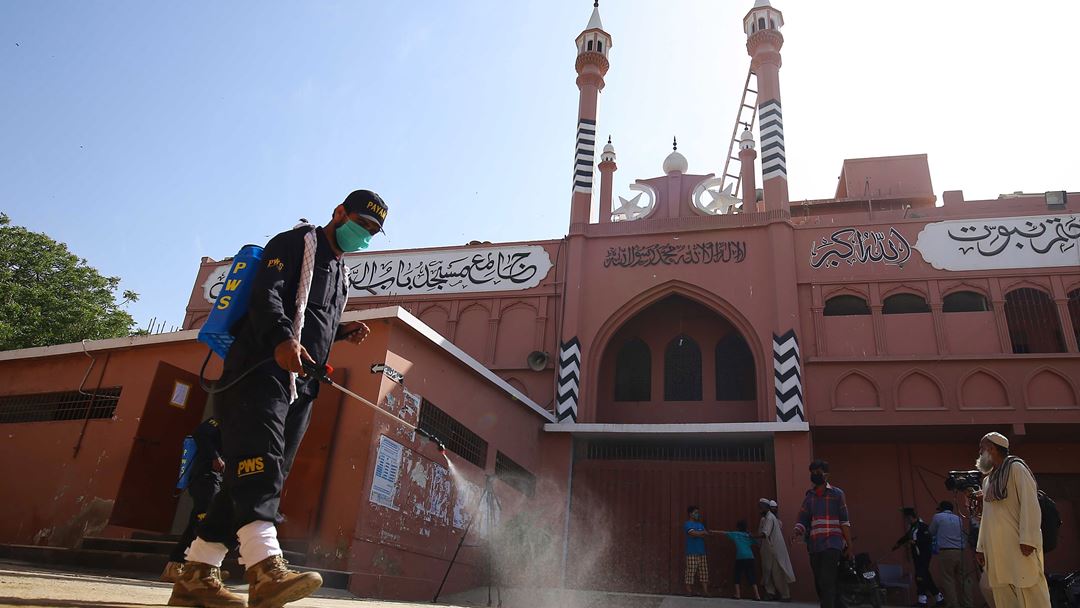 Karachi, Paquistão. Voluntários da Fundação Pyam Wilayat desinfetam uma mesquita na província de Sindh. Foto: Shahzaib Akber/EPA Karachi, Paquistão. Voluntários da Fundação Pyam Wilayat desinfetam uma mesquita na província de Sindh. Foto: Shahzaib Akber/EPA