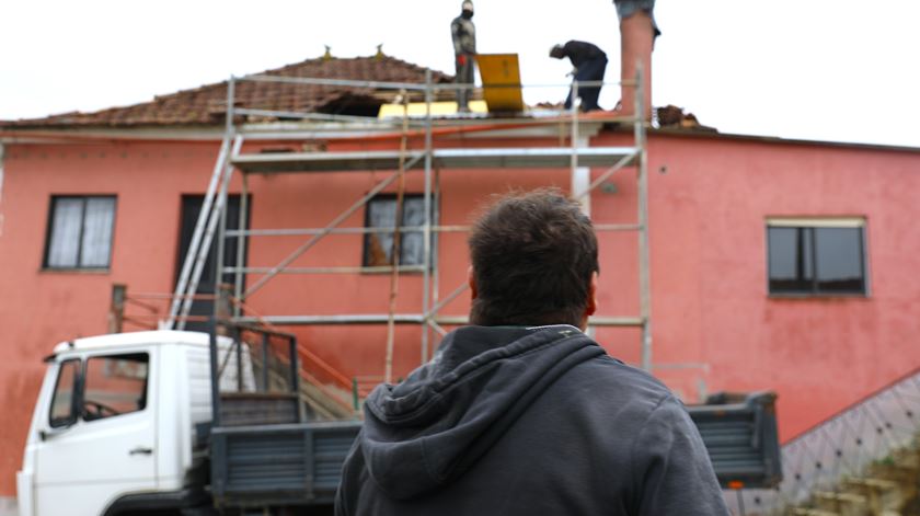 Porque é que tantos telhados cederam ao mau tempo? “Má aplicação” e “falta de manutenção”