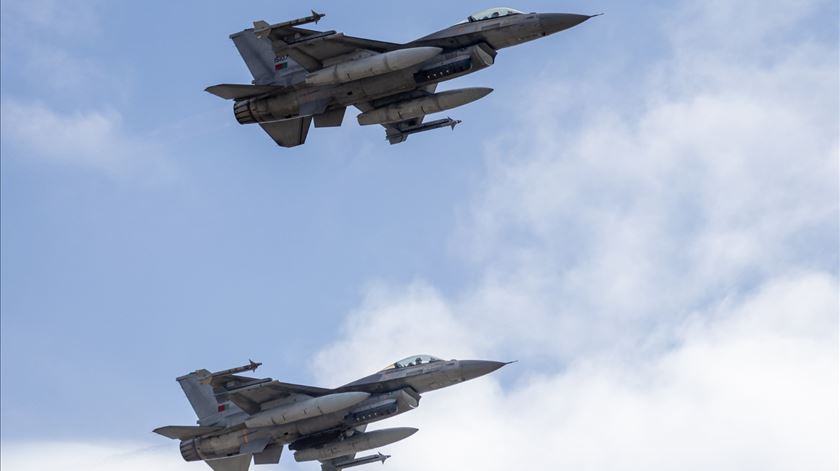 Pilotos portugueses dos F-16 demorariam cerca de um ano para dominar caça suecos Gripen