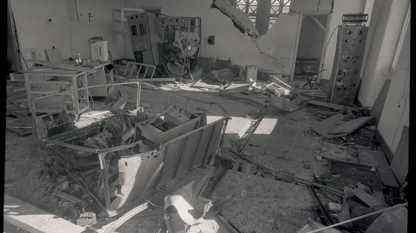Bombardeamento dos emissores da Renascença, a 7 de novembro de 1975. Foto: Eduardo Gageiro/ANTT