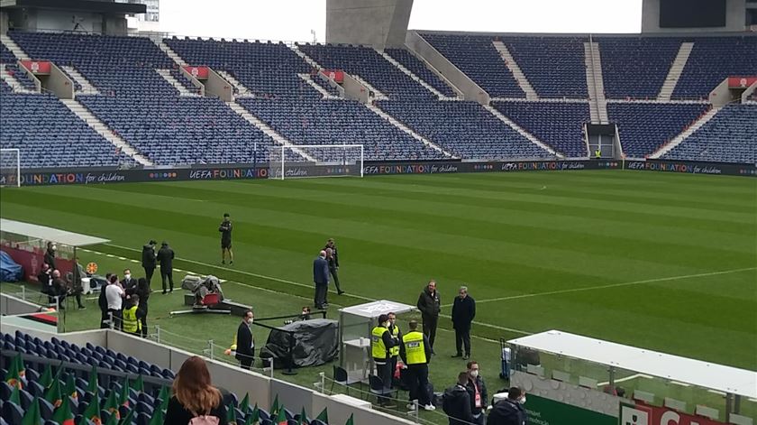 Pinto da Costa, Fernando Santos e Ilídio Vale à conversa no relvado do Estádio do Dragão. Foto: Sílvio Vieira/RR