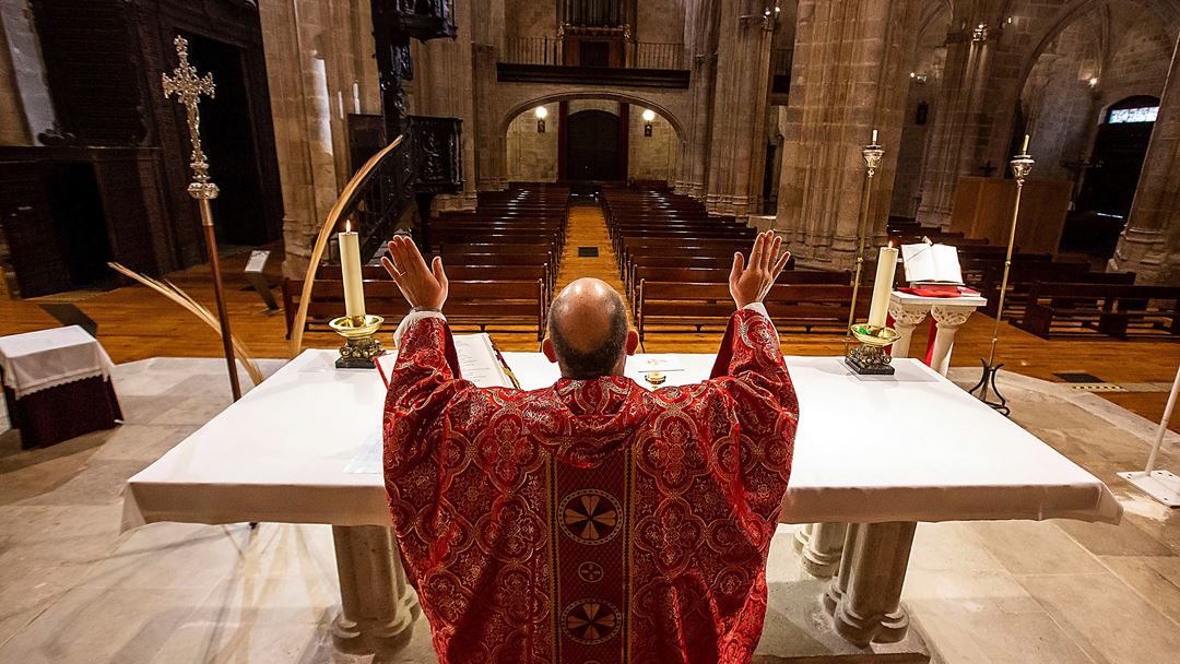 Aranda de Duero, Espanha. Um padre, em Aranda de Duero, celebra a missa do Domingo de Ramos para uma igreja de Santa Maria vazia de fiéis. Foto: Paco Santamaria/EPA Aranda de Duero, Espanha. Um padre, em Aranda de Duero, celebra a missa do Domingo de Ramos para uma igreja de Santa Maria vazia de fiéis. Foto: Paco Santamaria/EPA