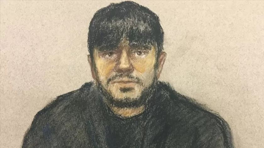 Homem declara-se culpado de trai&#231;&#227;o ap&#243;s tentar matar a Rainha Isabel II