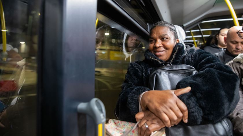 Luísa tem uma filha com paralisia e estica 720€ de salário. "O que o pobre vai fazer?”