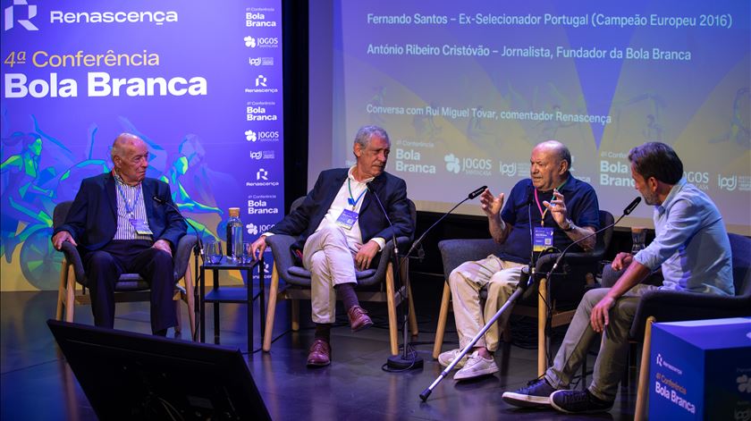 Campeões de 1966 a 2016: Rui Miguel Tovar com Fernando Santos, António Simões e Ribeiro Cristóvão Campeões de 1966 a 2016: Rui Miguel Tovar com Fernando Santos, António Simões e Ribeiro Cristóvão
