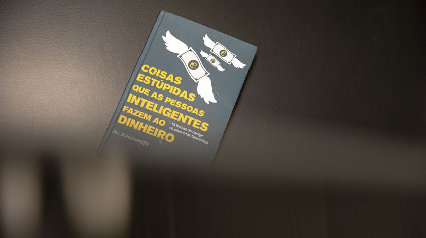 ​"Coisas estúpidas que as pessoas inteligentes fazem ao dinheiro"