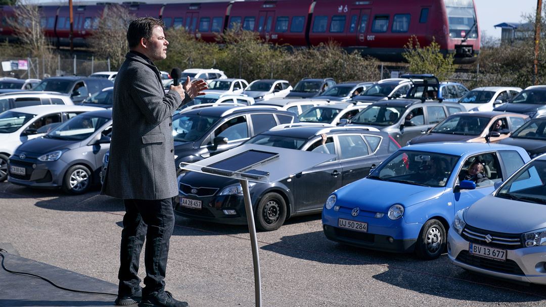 Valby, Dinamarca. O pastor Thomas Christensen conduz um sermão litúrgico num serviço drive-through, neste último Domingo de Ramos, em Copenhaga. Foto: Claus Bech/EPA Valby, Dinamarca. O pastor Thomas Christensen conduz um sermão litúrgico num serviço drive-through, neste último Domingo de Ramos, em Copenhaga. Foto: Claus Bech/EPA