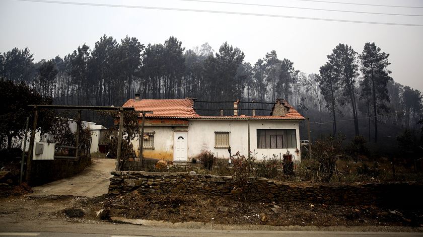 Incendio em Pedrogao Grande - Casa destruida na estrada N236 Foto: Joana Bourgard/RR