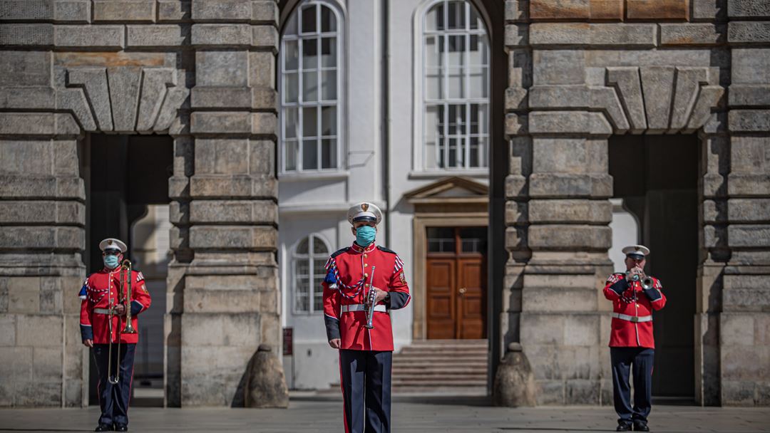 Praga, República Checa. Membros da banda da Guarda do Castelo atuam em frente ao Castelo de Praga vazio, para dar apoio à população. Foto: Martin Divisek/EPA Praga, República Checa. Membros da banda da Guarda do Castelo atuam em frente ao Castelo de Praga vazio, para dar apoio à população. Foto: Martin Divisek/EPA