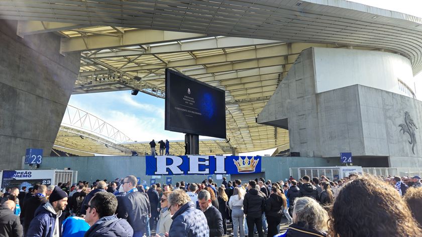 Adeptos do FC Porto prestam homenagem a Pinto da Costa no Dragão Foto: Inês Braga Sampaio/RR