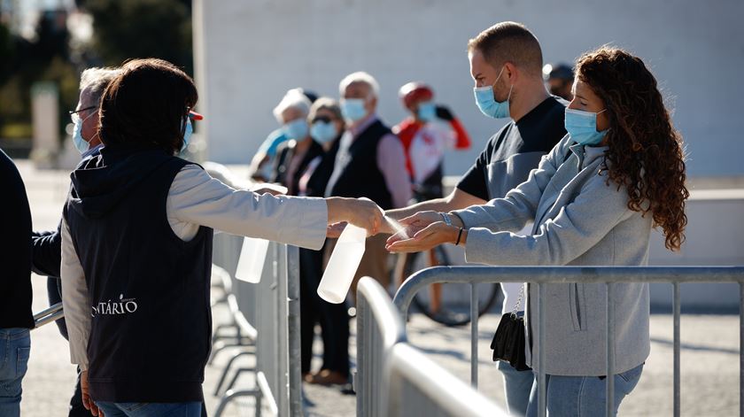 Peregrinos desinfetam mãos à entrada do local. Foto: Santuário de Fátima