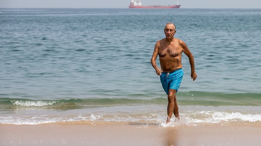 Marcelo deu um mergulho na praia Coconuts, em Luanda. Foto: Miguel Figueiredo Lopes