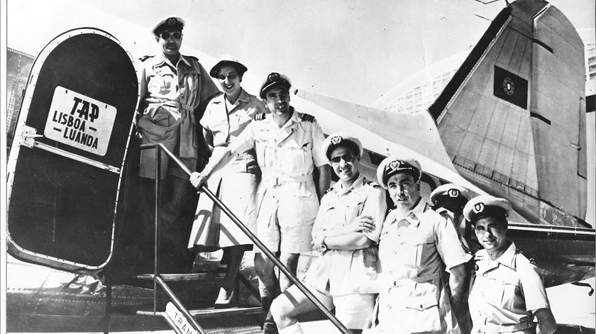 TAP, Linha Aérea Imperial Lisboa - Luanda - Maputo, década 1940, tripulação com uniforme tropical. Foto: TAP