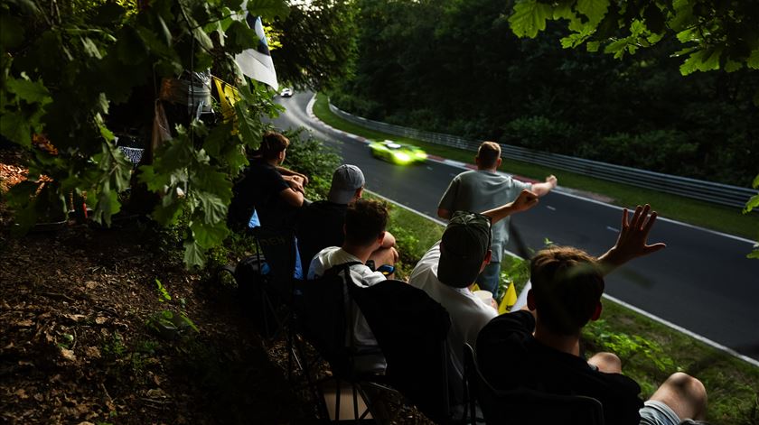 "Old School" é dizer pouco: o Nordschleife permite uma proximidade aos carros impossível em qualquer outra pista do mundo. Foto: ADAC/Gruppe C Photography