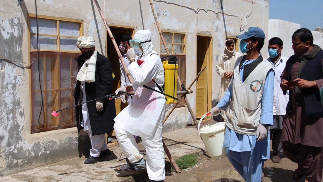 Helmand, Afeganistão. Profissionais de saúde afegãos desinfetam locais públicos na cidade de Helmand. Foto: Watan Yar/EPA Helmand, Afeganistão. Profissionais de saúde afegãos desinfetam locais públicos na cidade de Helmand. Foto: Watan Yar/EPA