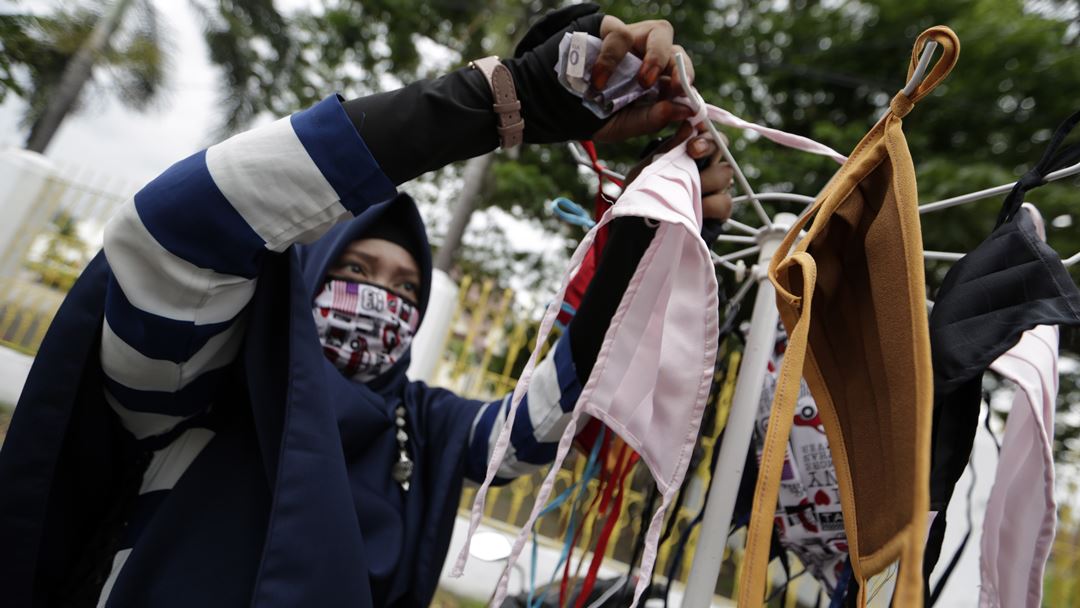 Banda Aceh, Indonésia. Mulher vende máscaras feitas à mão, nas ruas de Banda Aceh. Foto: Hotli Simanjuntak/EPA Banda Aceh, Indonésia. Mulher vende máscaras feitas à mão, nas ruas de Banda Aceh. Foto: Hotli Simanjuntak/EPA