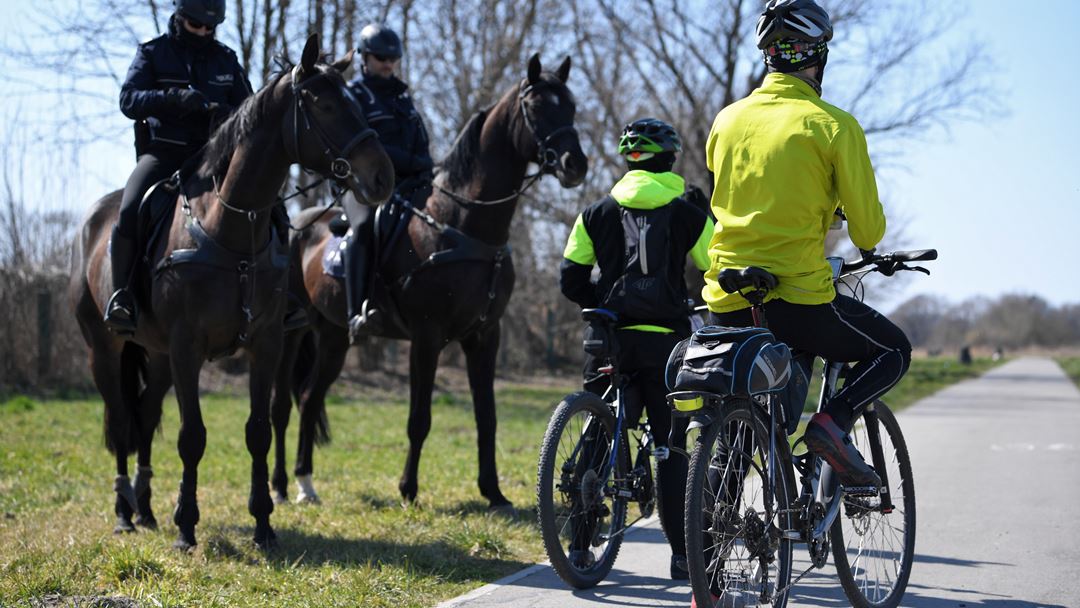 Przemysl, Polónia. Agentes de segurança polacos controlam o movimento de pessoas nas ruas de Przemysl. Foto: Darek Delmanowicz/EPA Przemysl, Polónia. Agentes de segurança polacos controlam o movimento de pessoas nas ruas de Przemysl. Foto: Darek Delmanowicz/EPA