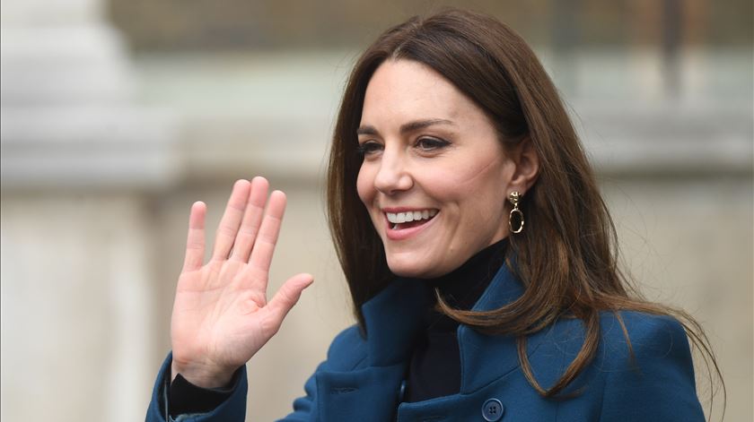 Kate Middleton vai trabalhar acamada enquanto recupera de cirurgia abdominal