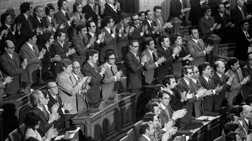 Aprovação da Constituição no parlamento a 2 de Abril de 1976. Foto: Rui Ochôa
